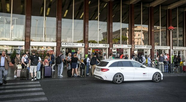 Taxi a Roma, risse in coda. «C'è la fila, venga con me»: 70 euro per andare da Termini all'Eur