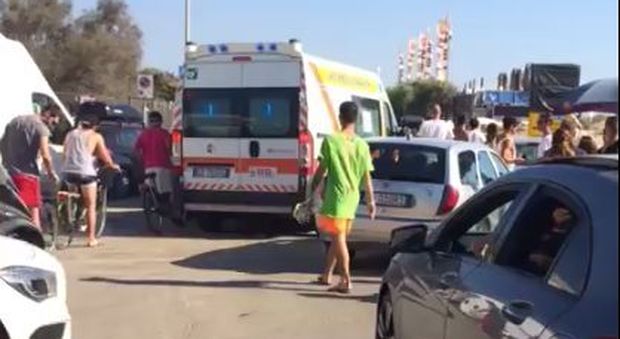 Ferragosto nel caos: parcheggio selvaggio e ambulanze bloccate