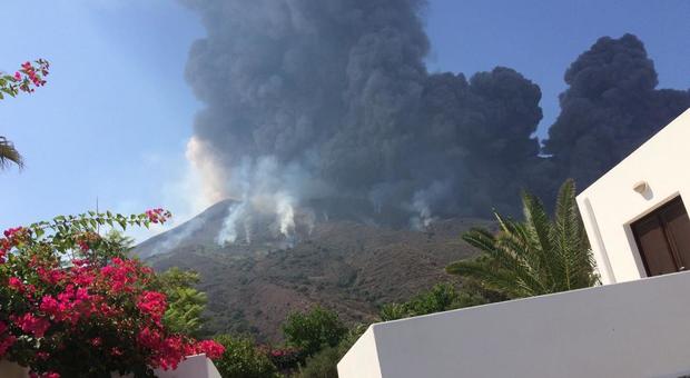 Stromboli, eruzione a mezzogiorno: nessun ferito ma grande spavento, turisti rifugiati in chiesa
