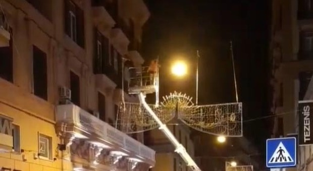 Luminarie di Natale, a Napoli lavori già partiti: «Sprint per 130 chilometri di strade»