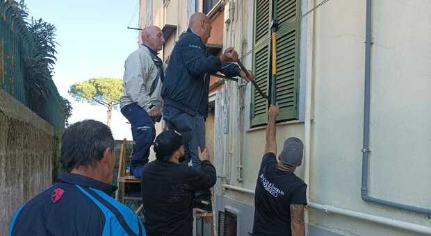 Case occupate a Napoli, scatta il blitz contro gli abusivi ai Colli Aminei: «Cacciati i violenti»