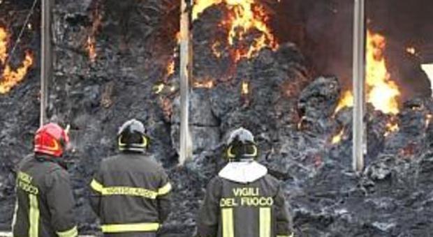 Vigili del fuoco al lavoro per l'incendio di un fienile