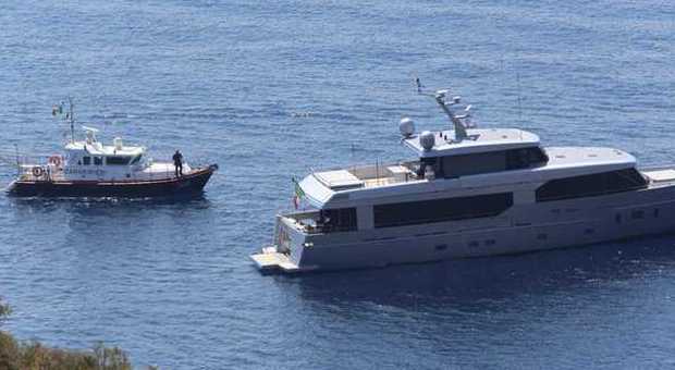 Barche pirata nel Regno di Nettuno: bagni a rischio, protesta nelle isole