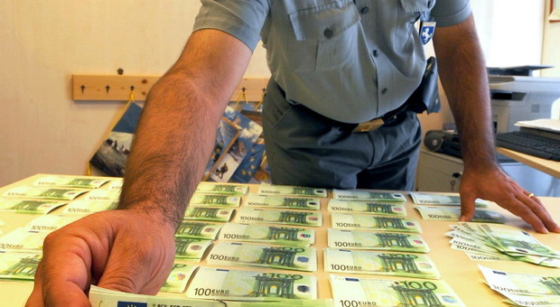 I carabinieri hanno arrestato la coppia di spacciatori di soldi falsi