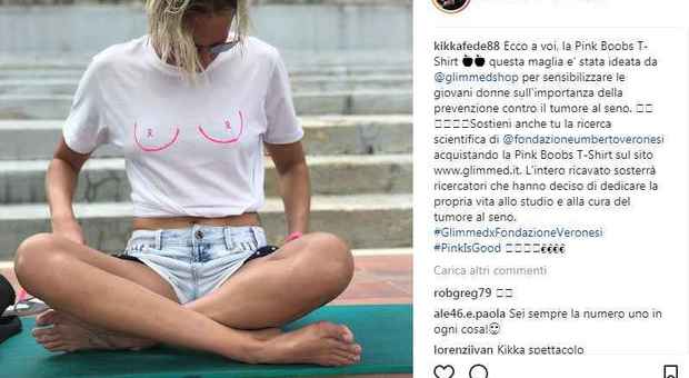 Federica Pellegrini su Instagram con la "Pink boobs t-shirt" per la campagna contro il tumore al seno