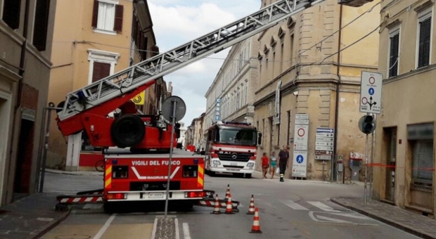 Vigili del fuoco in azione: rimosse le parti pericolanti in Corso Matteotti