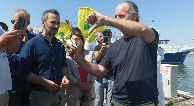 Il Governatore Luca Zaia con un granchio blu in mani e il sindaco di Porto Tolle Roberto Pizzoli