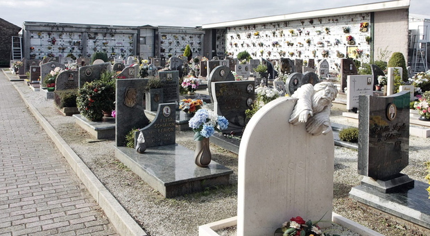 Un cimitero in una foto d'archivio