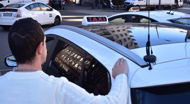 Eugenio eroe investito per strada, un fiocco nero sui taxi di Milano per il collega ucciso: «Non ti dimenticheremo»