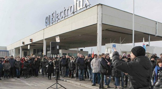 Electrolux, sindacati sulle barricate: «No ai 4 sabati lavorativi di 8 ore»