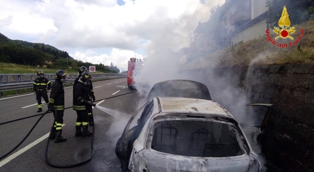 Vettura a fuoco in autostrada, famiglia si salva appena in tempo