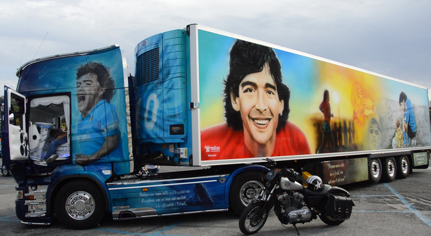 Napoli, il camion dedicato a Maradona: «Cultura napoletana in giro nel mondo»