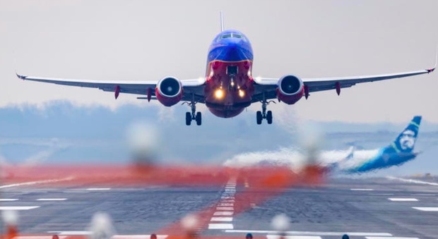 Si masturba in aereo davanti a una passeggera: «Ho chiesto il permesso prima del decollo»