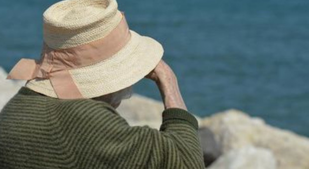 A 102 anni svela il segreto della longevità: «Rimanere single»