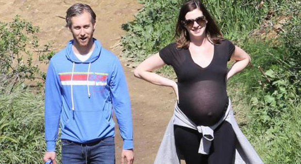 Anne Hathaway incinta col super pancione passeggiata col marito a Los Angeles