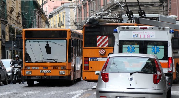 Napoli, la guerra dei trasporti: «Da de Magistris solo proclami»