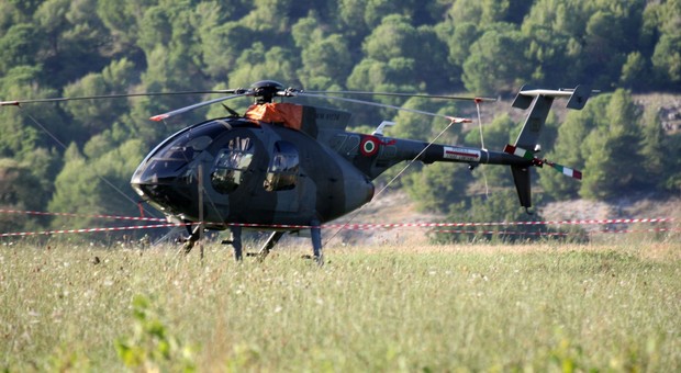 Problema tecnico durante un volo di esercitazione, elicottero militare atterra nella riserva di Canterno