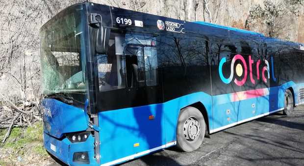 Bus della Cotral contro un costone tufaceo, tre feriti