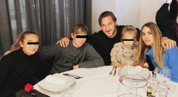 Francesco Totti, Ilary Blasi e la tenera foto di famiglia: «Con voi è sempre San Valentino»