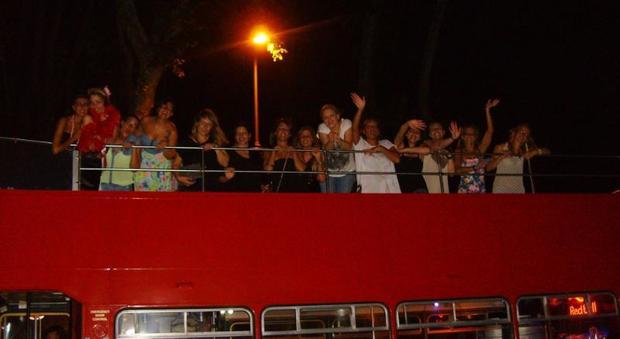 Il party ora si fa sui bus in giro per Roma: in tanti scelgono la festa “on the road”