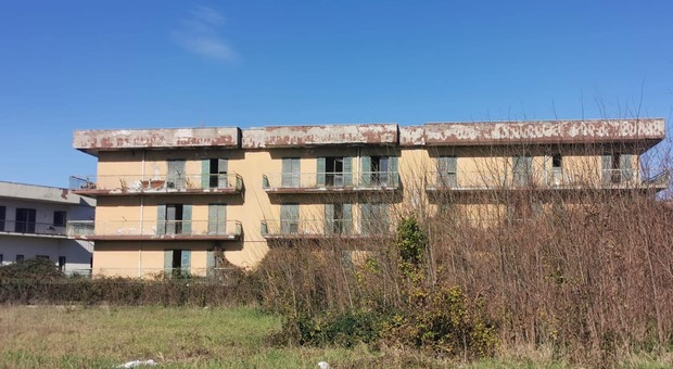 Giugliano, un bene confiscato diventa un ospedale di comunità: 21 appartamenti su 3 piani