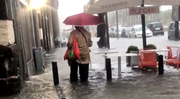 Maltempo a Napoli, la bomba d’acqua sommerge: allagamenti e paura, è allerta anche oggi