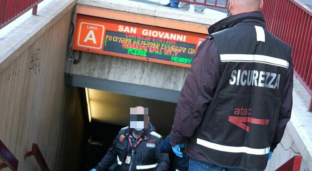 San Giovanni, «Non portate alcol in metro», in 8 aggrediscono il vigilante