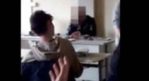 Lucca, spunta nuovo video di bullismo al professore: insulti e spazzatura sulla cattedra