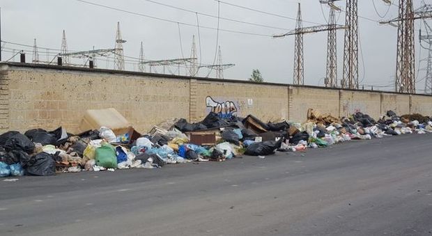 Quintali di rifiuti anche sulle strade della periferia napoletana