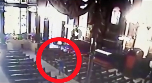 Il VIDEO CHOC dell'attacco nella cattedrale: spari contro i fedeli, 5 morti (LiveLeak)