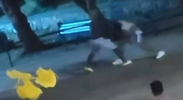 Violenta lite ripresa in un parco di Sezze: un uomo preso a calci in faccia
