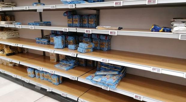 Coronavirus, a Milano assalto ai supermercati: scaffali vuoti per carne, frutta e verdura