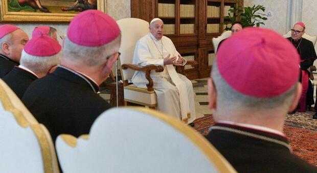 Papa Francesco con i vescovi
