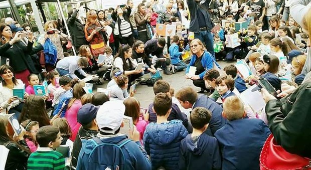 Flash mob dei bimbi in piazza nel Napoletano: «Leggere è bello»