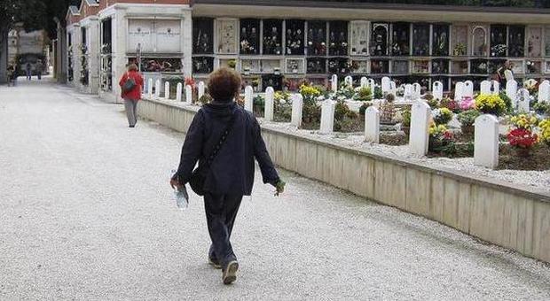 Pesaro, giovane si impicca nel cimitero accanto alla tomba di famiglia: trovato dalla zia