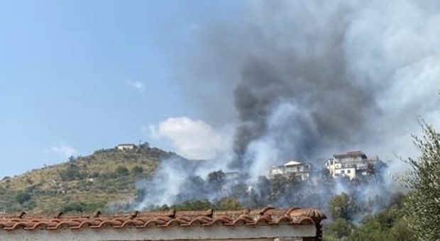 Emergenza incendi, a Piedimonte evacuate abitazioni. A Pontecorvo fiamme nell'ex discarica San Paride