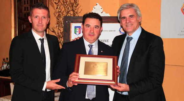 Il presidente Maino premiato dall'arbitro Orsato e dal presidente Aia Nicchi