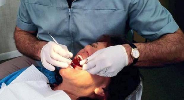 «Non ho soldi per far curare i miei figli: mi offro di lavorare gratis dal dentista»