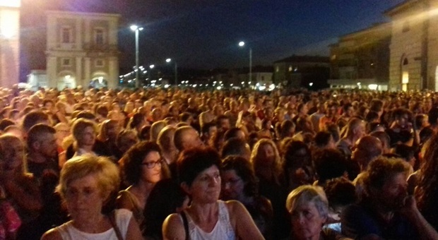 Il numeroso pubblico al concerto di Bennato al Foro annonario di Senigallia