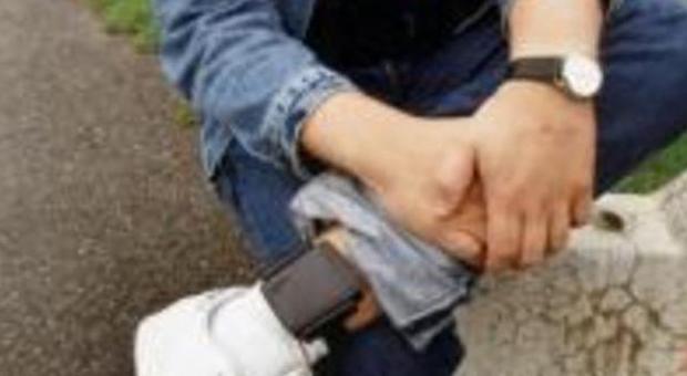 Primo braccialetto elettronico a un detenuto che esce dal carcere