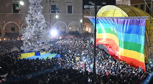 Pesaro, si accende l'albero natalizio della pace: folla mai vista in piazza del Popolo