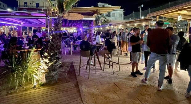 Un bar in spiaggia aperto di sera