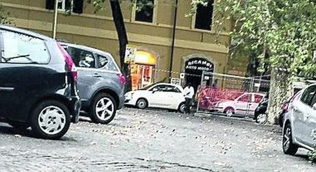 Roma, a Trastevere il parcheggiatore abusivo ricatta gli automobilisti davanti ai vigili