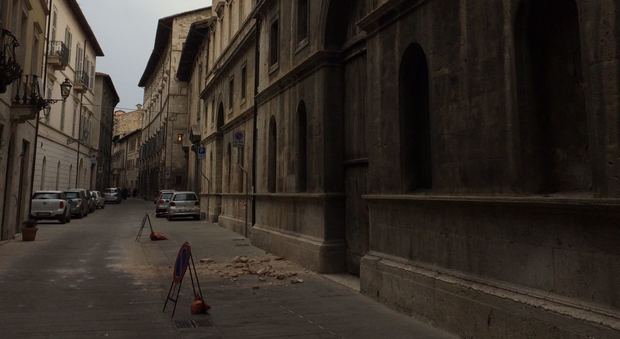 Corso Mazzini chiuso per la caduta di calcinacci