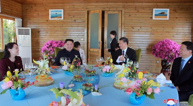 Pranzo tra i fiori, brindisi e aereo privato: la visita di Kim Jong-un in Cina