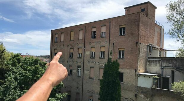 Il punto in cui si ritrovano i bulli: sul tetto dell'ex Umberto I