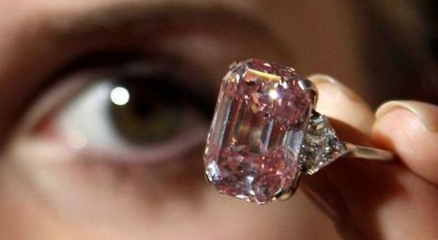 Asta record da Sotheby's: diamante rosa venduto per 14 milioni di euro