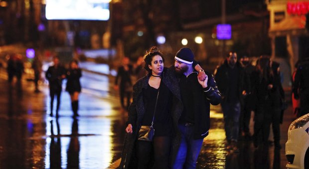 Attentato in discoteca a Istanbul, testimone: «Sono entrati e hanno aperto il fuoco»