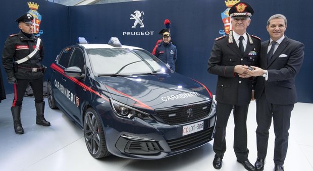 Il direttore generale di Groupe Psa Italia, Massimo Roserba consegna le chiavi della Peugeot 308 GTi a Tullio Del Sette, Comandante Generale dell'Arma dei Carabinieri