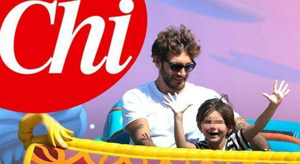 Stefano De Martino e il figlio Santiago a Disneyland Paris
